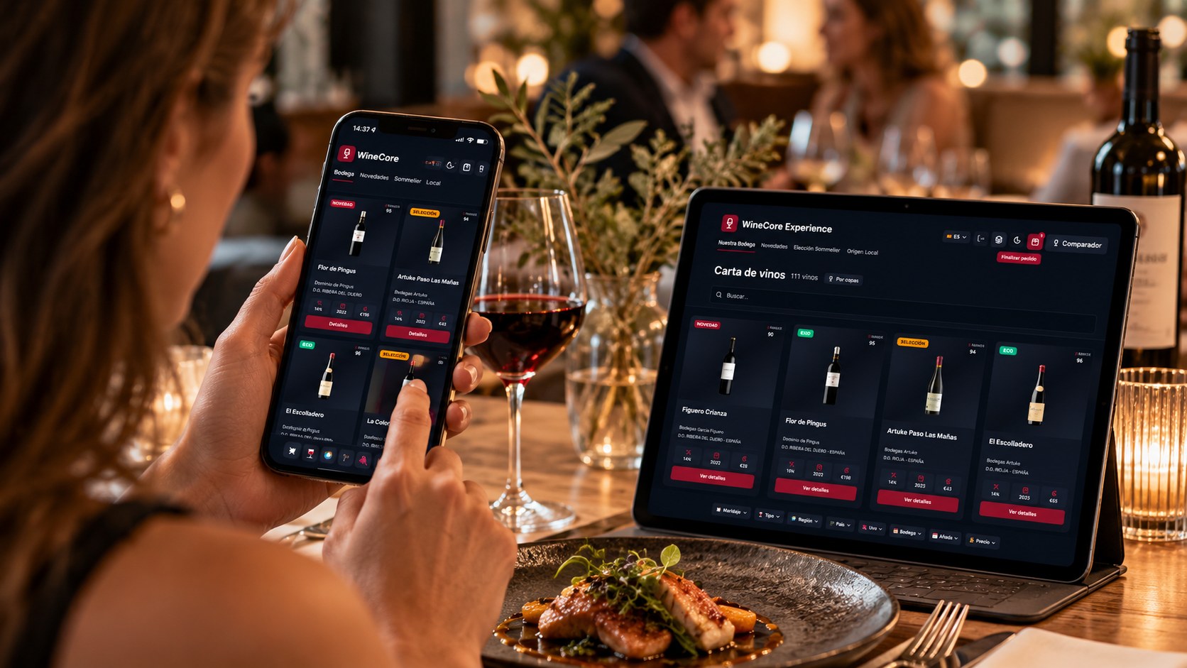 Comensal consultando la carta de vinos de WineCore en un móvil junto a una tablet en la mesa de un restaurante